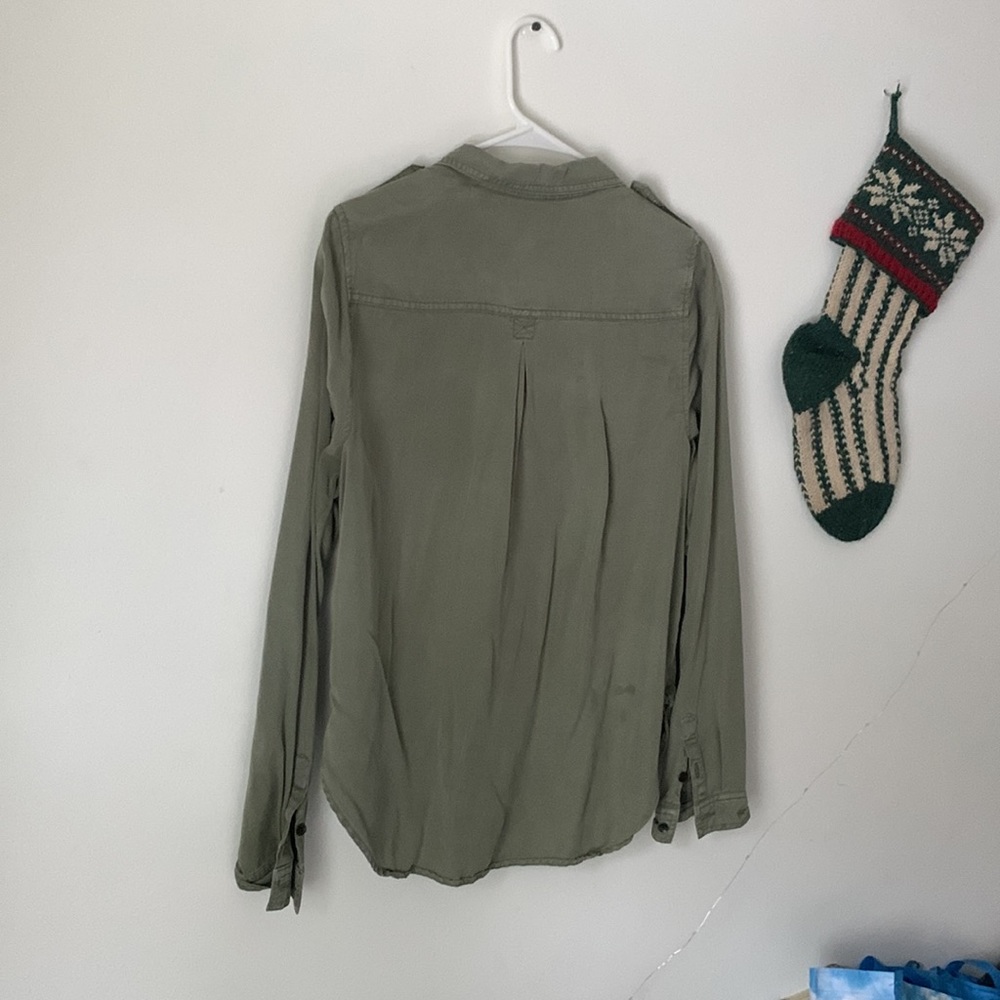 Universal Thread button up - Picture 2 of 5